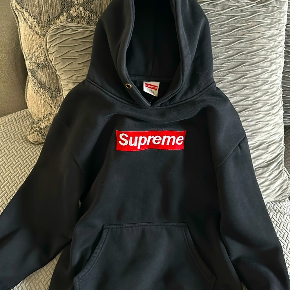 Supreme hoodie L female fits like medium